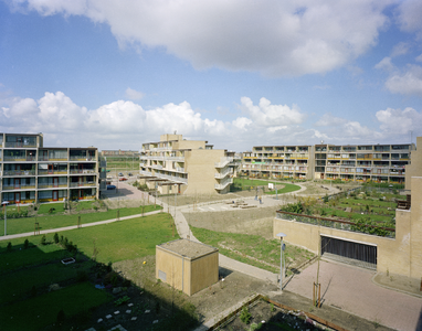 115356 Gezicht op het binnenterrein tussen de appartementencomplexen aan de Karawanken (links), Harz (midden) en ...